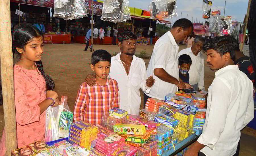 ಯಾದಗಿರಿಯ ಚನ್ನಾರೆಡ್ಡಿ ಪಾಟೀಲ ತುನ್ನೂರು ಖಾಲಿ ಜಾಗದಲ್ಲಿ ಪಟಾಕಿ ಮಾರಾಟಕ್ಕೆ ಮಳಿಗೆಗಳನ್ನು ಹಾಕಲಾಗಿದ್ದು, ಖರೀದಿಯಲ್ಲಿ ತೊಡಗಿರುವ ಗ್ರಾಹಕರುಪ್ರಜಾವಾಣಿ ಚಿತ್ರಗಳು/ ರಾಜಕುಮಾರ ನಳ್ಳಿಕರ