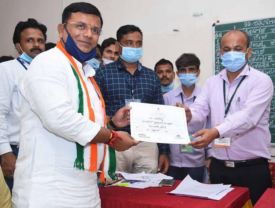 ಹಾನಗಲ್ ವಿಧಾನಸಭಾ ಕ್ಷೇತ್ರದ ಉಪಚುನಾವಣೆಯಲ್ಲಿ ಗೆಲುವು ಸಾಧಿಸಿದ ಕಾಂಗ್ರೆಸ್ ಅಭ್ಯರ್ಥಿ ಶ್ರೀನಿವಾಸ ಮಾನೆ ಅವರು ಚುನಾವಣಾಧಿಕಾರಿ ಅಶೋಕ ತೇಲಿ ಅವರಿಂದ ‘ಚುನಾವಣಾ ಪ್ರಮಾಣ ಪತ್ರ’ ಸ್ವೀಕರಿಸಿದರು