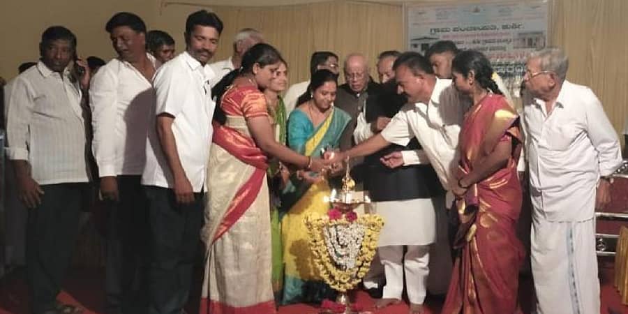 ಮಾಯಕೊಂಡ ವಿಧಾನಸಭಾ ವ್ಯಾಪ್ತಿಯ ಹಿರೇತೊಗಲೇರಿ ಗ್ರಾಮದಲ್ಲಿ ಸ್ವಚ್ಛ ಸಂಕೀರ್ಣ ಹಾಗೂ ಕುರ್ಕಿ ಗ್ರಾಮದಲ್ಲಿ ಸಾರ್ವಜನಿಕ ಗ್ರಂಥಾಲಯ ಕಟ್ಟಡ ಉದ್ಘಾಟಿಸಲಾಯಿತು