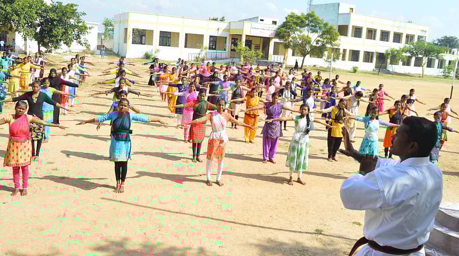 ಯಾದಗಿರಿಯ ಸರ್ಕಾರಿ ಪದವಿ ಪೂರ್ವ ಕಾಲೇಜಿನಲ್ಲಿ ಯುವತಿಯರ ಸ್ವ ರಕ್ಷಣೆಗಾಗಿ ಜಿಲ್ಲಾ ಪೊಲೀಸ್ ವತಿಯಿಂದ ಮಂಗಳವಾರ ಕರಾಟೆ ತರಬೇತಿ ಕಾರ್ಯಾಗಾರ ನಡೆಯಿತು