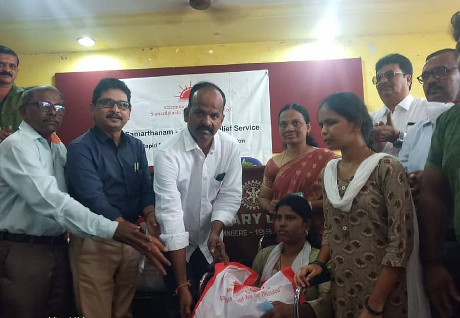 ದಾವಣಗೆರೆ ರೋಟರಿ ಬಾಲಭವನದಲ್ಲಿ ಮಂಗಳವಾರ ಅಂಗವಿಕಲರಿಗೆ ಫುಡ್ಕಿಟ್ ಅನ್ನು ಮೇಯರ್ ಎಸ್.ಟಿ. ವೀರೇಶ್ ವಿತರಿಸಿದರು