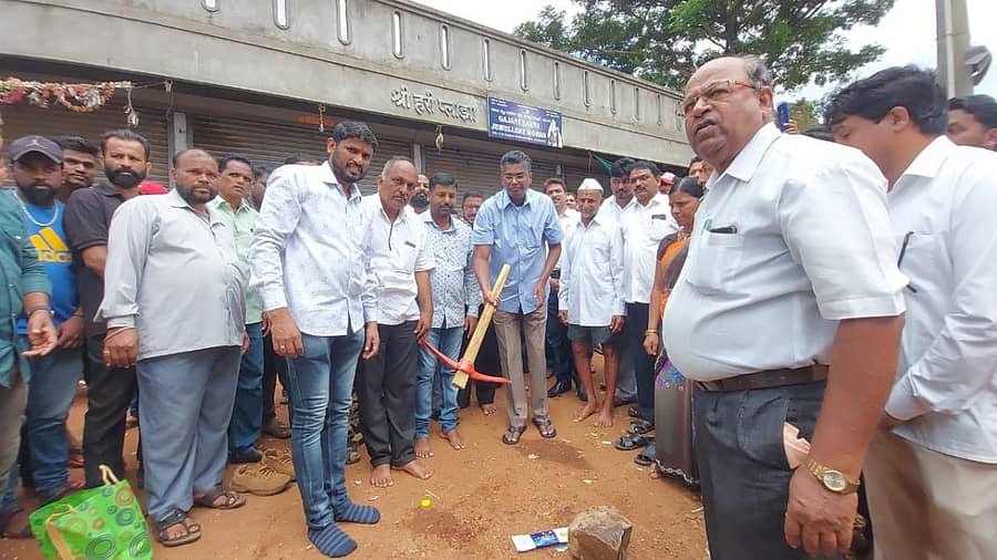 ಬೆಳಗಾವಿ ತಾಲ್ಲೂಕಿನ ಮುಚ್ಚಂಡಿ ಗ್ರಾಮದಲ್ಲಿ ವಿವಿಧ ಅಭಿವೃದ್ಧಿ ಕಾಮಗಾರಿಗಳಿಗೆ ಶಾಸಕ ಸತೀಶ ಜಾರಕಿಹೊಳಿ ಬುಧವಾರ ಚಾಲನೆ ನೀಡಿದರುಪ್ರಜಾವಾಣಿ ಚಿತ್ರ