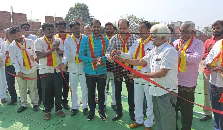 ಬೀದರ್ನ ಪ್ರತಾಪನಗರದ ರಾಜ್ಯ ಸರ್ಕಾರಿ ನೌಕರರ ಸಮುದಾಯ ಭವನದಲ್ಲಿ ನಿರ್ಮಿಸಿರುವ ನೂತನ ಶಟಲ್ ಕೋರ್ಟ್ನ್ನು ಜಿಲ್ಲಾ ಖಜಾನೆ ಇಲಾಖೆಯ ಉಪ ನಿರ್ದೇಶಕ ರವಿ ಅಕಾರಿ ಉದ್ಘಾಟಿಸಿದರು, ರಾಜೇಂದ್ರಕುಮಾರ ಗಂದಗೆ, ಬಸವರಾಜ ಜಕ್ಕಾ ಇದ್ದಾರೆ