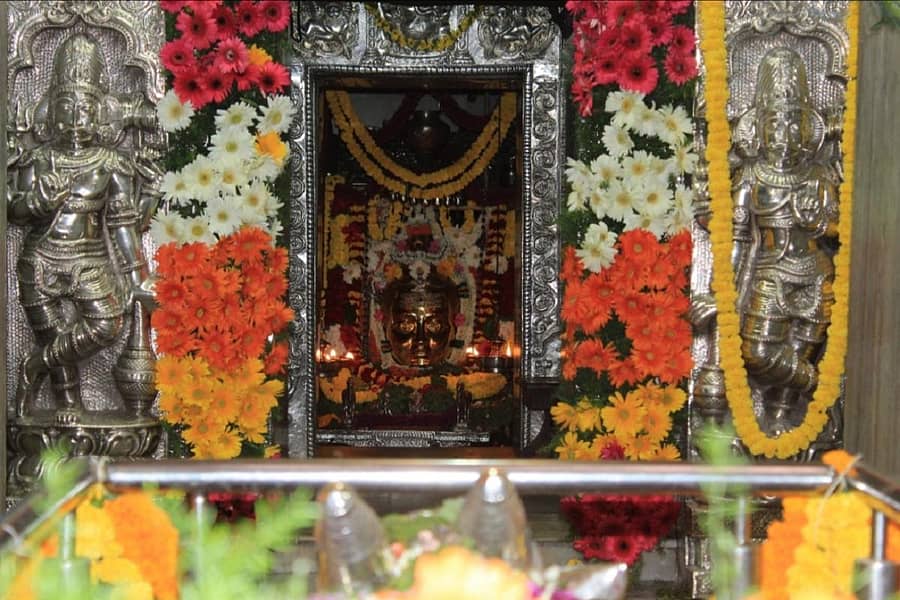 ಎಣ್ಣೆ ಮಜ್ಜನ ಸೇವೆಯ ಅಂಗವಾಗಿ ಮಹದೇಶ್ವರಸ್ವಾಮಿಗೆ ಬುಧವಾರ ವಿಶೇಷ ಅಲಂಕಾರ ಮಾಡಲಾಗಿತ್ತು