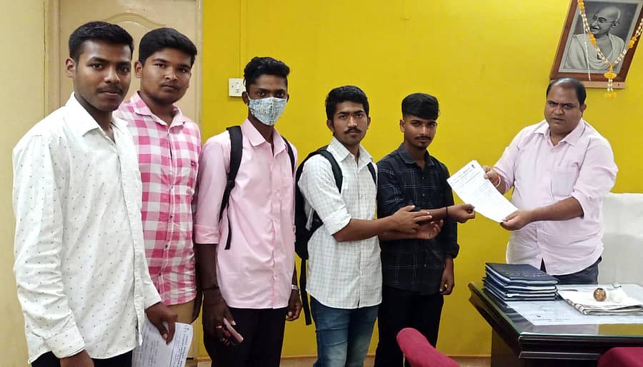 ಶಿಗ್ಗಾವಿ ತಾಲ್ಲೂಕಿನ ಗ್ರಾಮೀಣ ಪ್ರದೇಶಗಳಿಗೆ ಸಮರ್ಪಕ ಸಾರಿಗೆ ಬಸ್ ಸೌಲಭ್ಯ ಕಲ್ಪಿಸಬೇಕು ಎಂದು ಎಸ್ಎಫ್ಐ ವತಿಯಿಂದ ವಿಭಾಗೀಯ ನಿಯಂತ್ರಣಾಧಿಕಾರಿ ವಿ.ಎಸ್.ಜಗದೀಶ ಅವರಿಗೆ ಮನವಿ ಸಲ್ಲಿಸಲಾಯಿತು