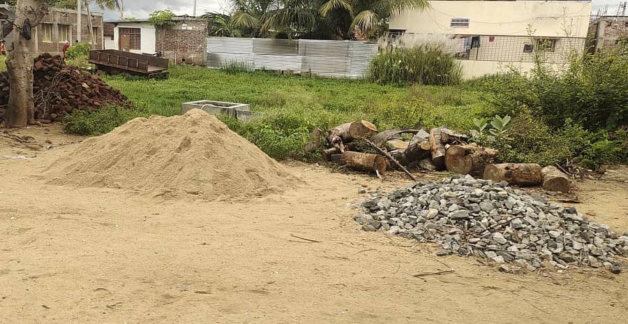 ಕೊಳ್ಳೇಗಾಲದ ಹಳೆ ಹಂಪಾಪುರ ಗ್ರಾಮದ ಜಮೀನೊಂದರಲ್ಲಿ ರಾಶಿ ಹಾಕಿರುವ ಮರಳು