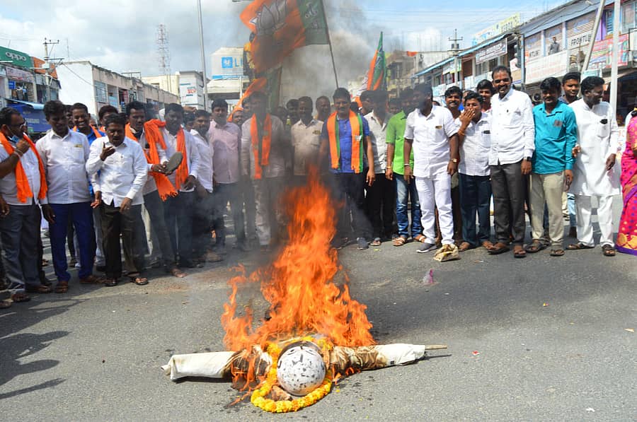 ವಿರೋಧ ಪಕ್ಷದ ನಾಯಕ ಸಿದ್ದರಾಮಯ್ಯ ಅವರು ‘ದಲಿತರು ಹೊಟ್ಟೆಪಾಡಿಗಾಗಿ ಬಿಜೆಪಿಗೆ ಹೋಗಿದ್ದಾರೆ’ ಎಂಬ ಹೇಳಿಕೆ ಖಂಡಿಸಿ ಯಾದಗಿರಿಯಲ್ಲಿ ಬುಧವಾರ ಬಿಜೆಪಿ ಜಿಲ್ಲಾ ಎಸ್ಸಿ ಮೋರ್ಚಾ ವತಿಯಿಂದ ಬೃಹತ್ ಪ್ರತಿಭಟನೆ ಮಾಡಿ ಪ್ರತಿಕೃತಿ ದಹನ ಮಾಡಲಾಯಿತು