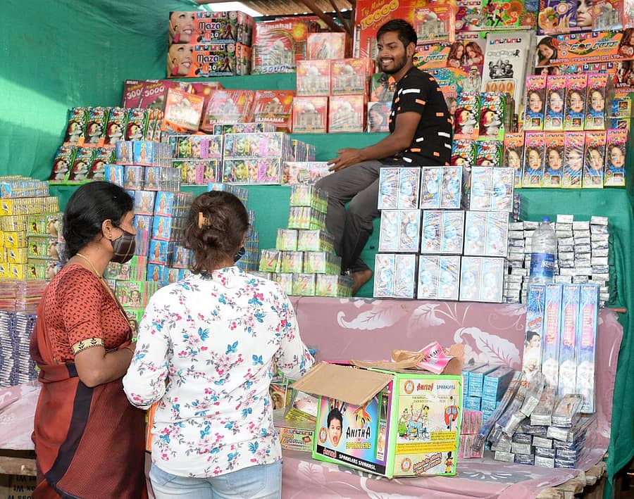 ದಾವಣಗೆರೆಯ ಹೈಸ್ಕೂಲ್ ಮೈದಾನದಲ್ಲಿ ಪಟಾಕಿ ಖರೀದಿಯಲ್ಲಿ ತೊಡಗಿರುವುದು. (ಸಂಗ್ರಹ ಚಿತ್ರ)