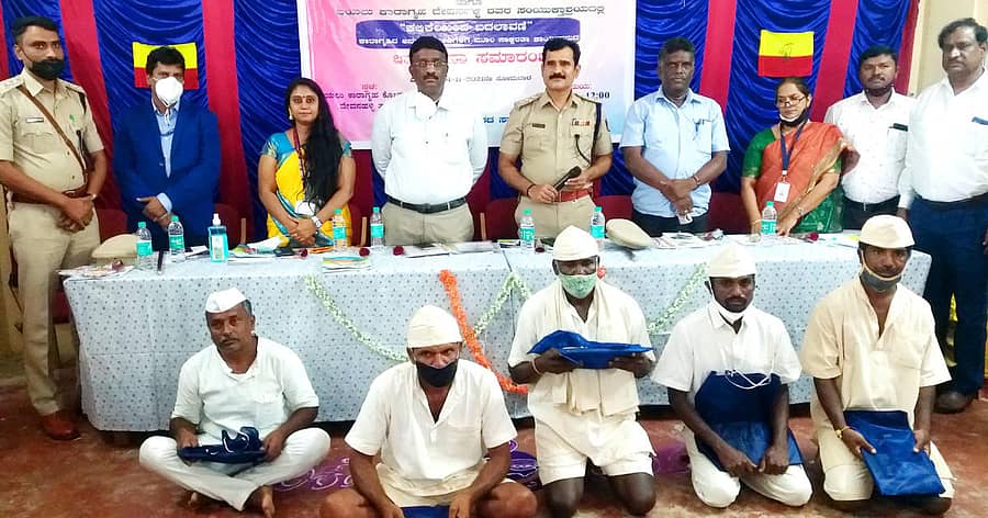 ವಿಜಯಪುರ ಹೋಬಳಿಯ ಕೋರಮಂಗಲ ಬಯಲು ಬಂದೀಖಾನೆಯಲ್ಲಿ ಆಯೋಜಿಸಿದ್ದ ಕಲಿಕೆಯಿಂದ ಬದಲಾವಣೆ ಕಾರಾಗೃಹದ ಅನಕ್ಷರಸ್ಥರ ಬಂದಿಗಳಿಗೆ ಮೂಲ ಸಾಕ್ಷರತಾ ಕಾರ್ಯಕ್ರಮದಲ್ಲಿ ಕೈದಿಗಳಿಗೆ ಜಿಲ್ಲಾಧಿಕಾರಿ ಕೆ. ಶ್ರೀನಿವಾಸ್ ಕಲಿಕೋಪಕರಣ ವಿತರಿಸಿದರು