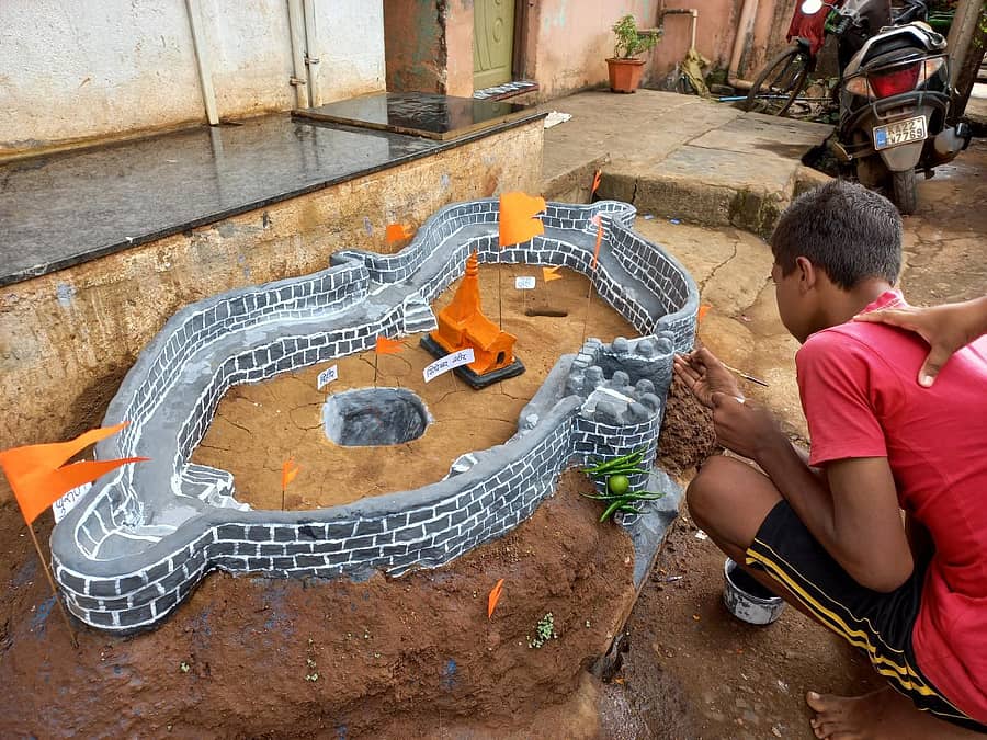 ಬೆಳಗಾವಿಯ ಮಹಾದ್ವಾರ ರಸ್ತೆಯ 3ನೇ ಕ್ರಾಸ್ನಲ್ಲಿ ಕಟ್ಟಿರುವ ಕೋಟೆಯ ಮಾದರಿಗೆ ಬಾಲಕನೊಬ್ಬ ಅಂತಿಮ ಸ್ಪರ್ಶ ನೀಡಿದ ದೃಶ್ಯಪ್ರಜಾವಾಣಿ ಚಿತ್ರ: ಏಕನಾಥ ಅಸಗಿಮನಿ