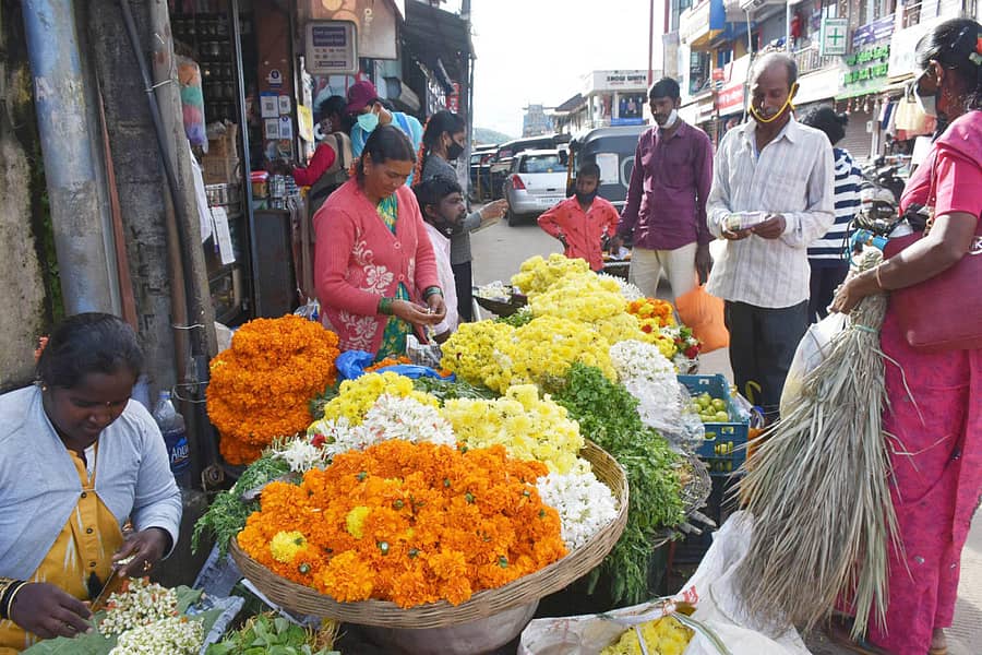 ದೀಪಾವಳಿ ಹಬ್ಬಕ್ಕೆ ಮಡಿಕೇರಿಯಲ್ಲಿ ಹೂವಿನ ಖರೀದಿ