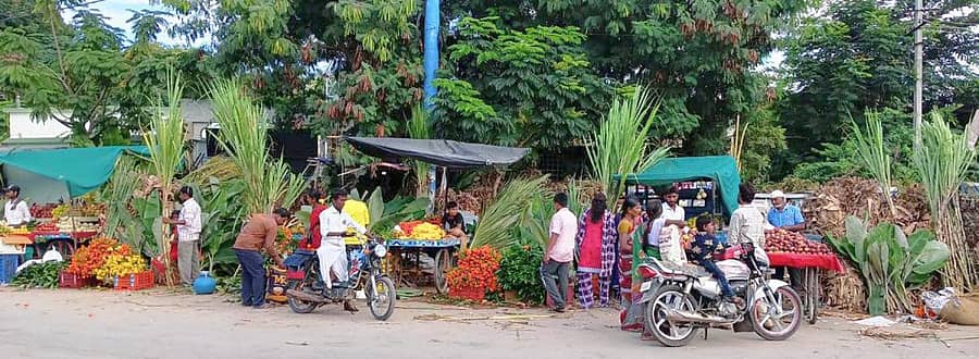 ಸಿಂಧನೂರಿನ ಮಿನಿವಿಧಾನಸೌಧ ಕಚೇರಿಯ ಮುಂಭಾಗದಲ್ಲಿ ದೀಪಾವಳಿ ಹಬ್ಬದ ಪ್ರಯುಕ್ತ ಬಾಳೆಗೊನೆ, ಕಬ್ಬಿನದಂಟು, ಹೂವುಗಳ ಖರೀದಿಯಲ್ಲಿ ಸಾರ್ವಜನಿಕರು ತೊಡಗಿರುವುದು
