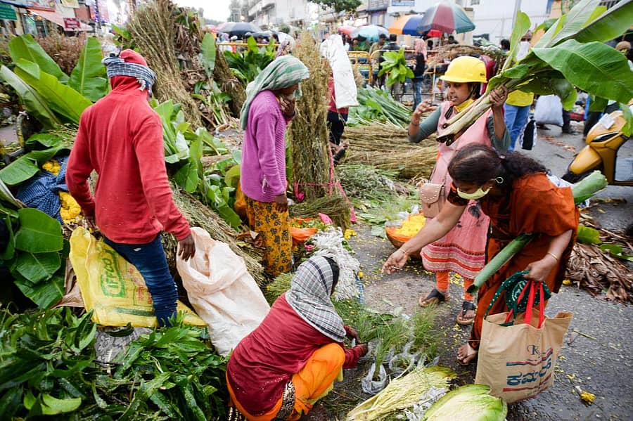 ದಾವಣಗೆರೆಯ ಹಬ್ಬದ ಆಚರಣೆಗಾಗಿ ಪ್ರವಾಸಿ ಮಂದಿರ ರಸ್ತೆಯಲ್ಲಿ ಹೂ, ಹಣ್ಣು, ಬಾಳೆ ಗೀಡ ಖರೀದಿಸುತ್ತಿರುವುದು (ಎಡಚಿತ್ರ). ಪಿ.ಜೆ. ಬಡಾವಣೆಯ ರಾಂ ಆ್ಯಂಡ್‌ ಕೋ ವೃತ್ತದ ಬಳಿಯ ಮಳಿಗೆಯೊಂದರಲ್ಲಿ ದೀಪಾವಳಿ ಹಬ್ಬದ ಸಿದ್ದತೆಗಾಗಿ ಆಕಾಶಬುಟ್ಟಿ ಖರೀದಿಸುತ್ತಿರುವುದು –ಪ್ರಜಾವಾಣಿ ಚಿತ್ರ/ ಸತೀಶ ಬಡಿಗೇರ್