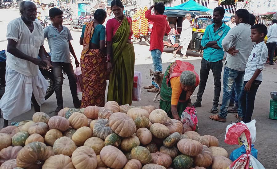 ಸುರಪುರದ ಮಾರುಕಟ್ಟೆಯಲ್ಲಿ ಕುಂಬಳಕಾಯಿ ಮಾರಾಟಕ್ಕೆ ಇಟ್ಟಿರುವುದು