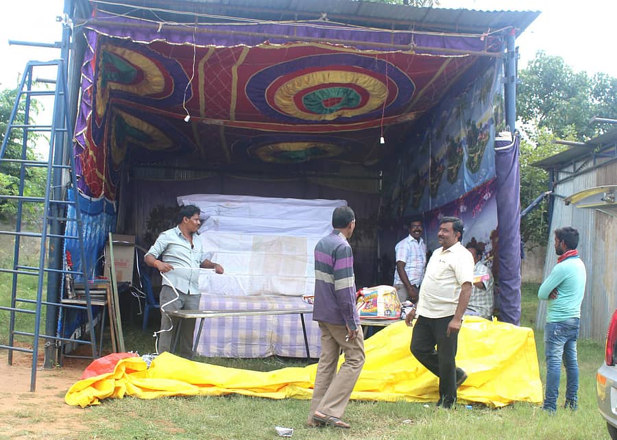 ದೊಡ್ಡಬಳ್ಳಾಪುರದ ಸರ್ಕಾರಿ ಪದವಿಪೂರ್ವ ಕಾಲೇಜಿನ ಆವರಣದಲ್ಲಿ ಪಟಾಕಿ ಅಂಗಡಿಗಳನ್ನು ಸಿದ್ಧಪಡಿಸುತ್ತಿರುವ ವ್ಯಾಪಾರಿಗಳು