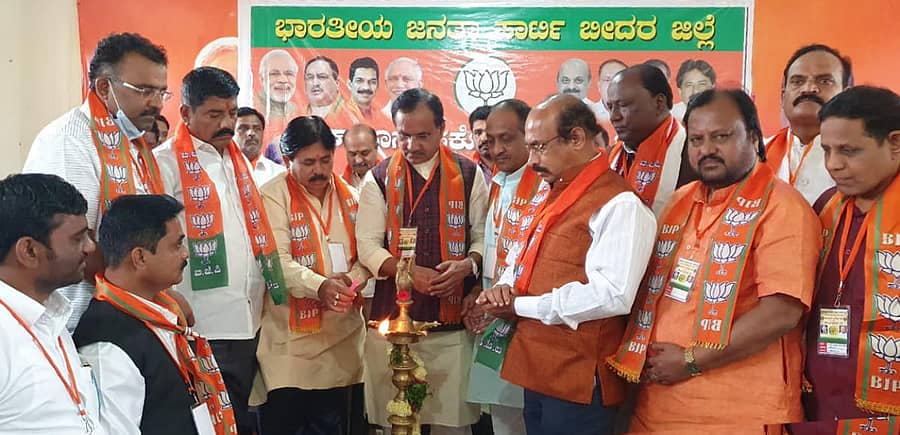 ಬೀದರ್ನಲ್ಲಿ ನಡೆದ ಬಿಜೆಪಿ ಕಾನೂನು ಪ್ರಕೋಷ್ಠದ ವಿಶೇಷ ಸಭೆಯನ್ನು ಕೇಂದ್ರ ನವೀಕರಿಸಬಹುದಾದ ಇಂಧನ ಮೂಲ, ರಾಸಾಯನಿಕ ಹಾಗೂ ರಸಗೊಬ್ಬರ ಖಾತೆ ರಾಜ್ಯ ಸಚಿವ ಭಗವಂತ ಖೂಬಾ ಉದ್ಘಾಟಿಸಿದರು. ಮನ್ಮಥ ಕಾಡವಾದ, ಡಾ. ಶೈಲೇಂದ್ರ ಬೆಲ್ದಾಳೆ, ಶಿವಾನಂದ ಮಂಠಾಳಕರ್, ಎಸ್.ಎಸ್. ಮಿಟ್ಟಲಕೋಡ್, ಜಯಕುಮಾರ ಕಾಂಗೆ, ಬಾಬುವಾಲಿ, ಅಶೋಕ ಮಾನೂರೆ, ಗುರುನಾಥ ಜ್ಯಾಂತಿಕರ್ ಇದ್ದರು