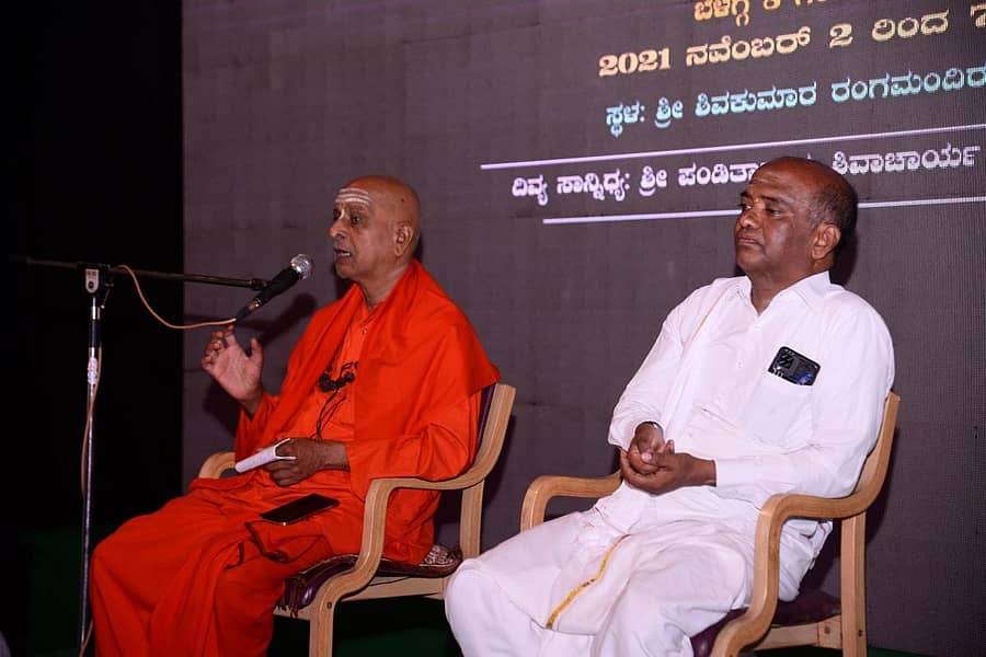 ಸಾಣೇಹಳ್ಳಿ ಶಿವಸಂಚಾರ ನಾಟಕೋತ್ಸವ ಬೆಳ್ಳಿಹಬ್ಬ ಕಾರ್ಯಕ್ರಮದ 3ನೇ ದಿನವಾದ ಗುರುವಾರ ನಡೆದ ಚಿಂತನ ಸಭೆಯಲ್ಲಿ ಪಂಡಿತಾರಾಧ್ಯ ಶಿವಾಚಾರ್ಯ ಸ್ವಾಮೀಜಿ ಮಾತನಾಡಿದರು.