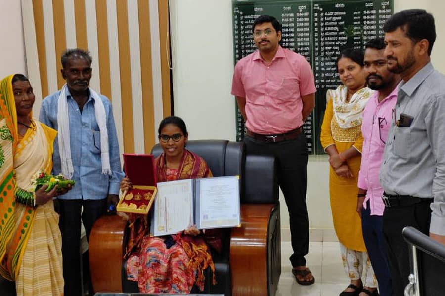 ಮೈಸೂರು ವಿಶ್ವವಿದ್ಯಾಲಯ ನಡೆಸಿದ ಸ್ನಾತಕೋತ್ತರ ವಿಭಾಗದ ತತ್ವಶಾಸ್ತ್ರ ಪರೀಕ್ಷೆಯಲ್ಲಿ ಆರು ಚಿನ್ನದ ಪದಕ ಪಡೆದ ಮೀನಾಕ್ಷಿ ಅವರನ್ನು ಜಿಲ್ಲಾಧಿಕಾರಿ ರಾಮಚಂದ್ರನ್ ಆರ್ ಬೀದರ್ನಲ್ಲಿ ಸನ್ಮಾನಿಸಿದರು