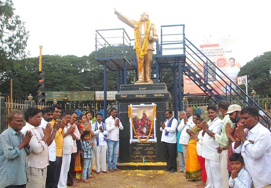 ಹುಬ್ಬಳ್ಳಿಯ ಡಾ.ಬಿ.ಆರ್. ಅಂಬೇಡ್ಕರ್ ವೃತ್ತದಲ್ಲಿ ಸಮತಾ ಸೈನಿಕ ದಳ ಮತ್ತು ಭಾರತೀಯ ಮೂಲ ನಿವಾಸಿಗಳ ಒಕ್ಕೂಟದ ವತಿಯಿಂದ ಗುರುವಾರ ಬಲಿ ಚಕ್ರವರ್ತಿ ಸ್ಮರಣೆ ಕಾರ್ಯಕ್ರಮ ನಡೆಯಿತು