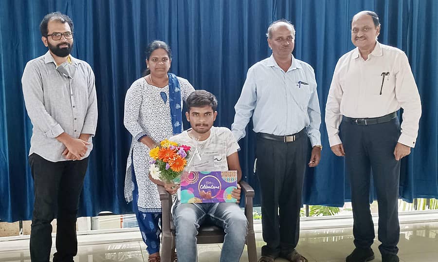 ದಾವಣಗೆರೆಯ ಸರ್.ಎಂ.ವಿ. ಕಾಲೇಜಿನಲ್ಲಿ ಬುಧವಾರ ನೀಟ್‌ನಲ್ಲಿ ರ‍‍್ಯಾಂಕ್‌ ಪಡೆದ ಎಸ್.ಆರ್. ಸ್ವಾಗತ್‌ ಅವರನ್ನು ಸನ್ಮಾನಿಸಲಾಯಿತು. ತಂದೆ ರಾಮಸ್ವಾಮಿ, ತಾಯಿ ಸುನಿತಾ, ಕಾಲೇಜಿನ ಕಾರ್ಯದರ್ಶಿ ಎಸ್‌.ಜೆ. ಶ್ರೀಧರ್, ವಿಭಾಗದ ಮುಖ್ಯಸ್ಥ ಶಂಷೀದ್ ಇದ್ದರು.