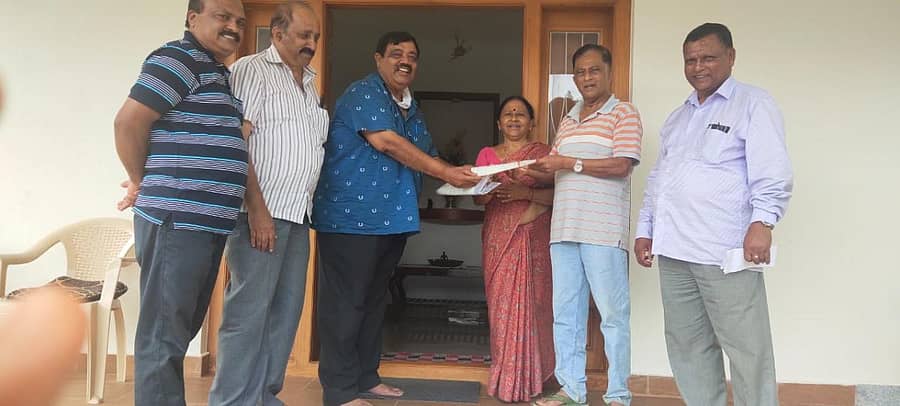 ಕೊಡಗು ಜಿಲ್ಲಾ ಕನ್ನಡ ಸಾಹಿತ್ಯ ಪರಿಷತ್‌ ಅಧ್ಯಕ್ಷ ಸ್ಥಾನದ ಚುನಾವಣಾ ಅಭ್ಯರ್ಥಿ ಕೇಶವ ಕಾಮತ್ ಮತ್ತು ಸಂಗಡಿಗರು ಮಡಿಕೇರಿ ತಾಲ್ಲೂಕಿನ ಕಾರುಗುಂದ ಗ್ರಾಮದ ಸದಸ್ಯ ನಾಟೋಳಂಡ ಚರ್ಮಣ್ಣ ಅವರಲ್ಲಿ ಮತಯಾಚಿಸಿದರು. ಪರಿಷತ್‌ ಮಾಜಿ ಅಧ್ಯಕ್ಷ ಟಿ.ಪಿ.ರಮೇಶ್, ಸಾಹಿತಿ ಮನುಶೆಣೈ, ಕೊಡಗು ಜಿಲ್ಲಾ ಲೇಖಕ ಮತ್ತು ಕಲಾವಿದರ ಬಳಗದ ಪ್ರಧಾನ ಕಾರ್ಯದರ್ಶಿ ವಿಲ್ಫರ್ಡ್ ಕ್ರಾಸ್ತಾ ಇದ್ದರು