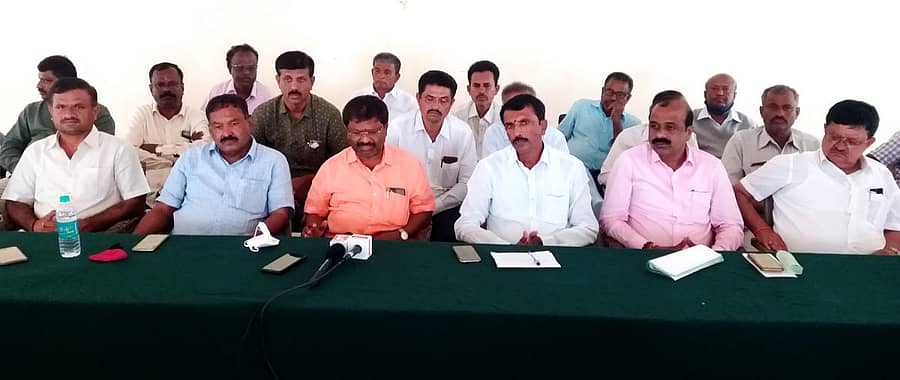 ದೇವನಹಳ್ಳಿ ಪಟ್ಟಣದ ಪಿ.ಎಲ್.ಡಿ. ಬ್ಯಾಂಕ್ನಲ್ಲಿ ನಡೆದ ಸುದ್ದಿಗೋಷ್ಠಿಯಲ್ಲಿ ಶಾಸಕ ನಿಸರ್ಗ ನಾರಾಯಣಸ್ವಾಮಿ ಮಾತನಾಡಿದರು