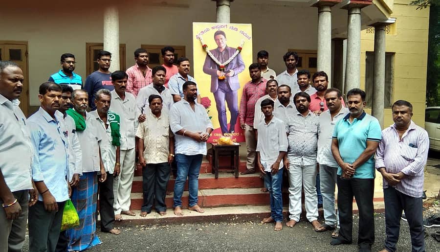 ಚನ್ನಪಟ್ಟಣದಲ್ಲಿ ಪುನೀತ್ ರಾಜ್ಕುಮಾರ್ ನಿಧನಕ್ಕೆ ಸಂತಾಪ ಸೂಚಿಸಲಾಯಿತು