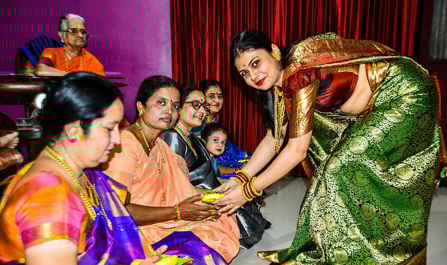 ದೀಪಾವಳಿ ಹಬ್ಬದ ಅಂಗವಾಗಿ ಕಲಬುರಗಿಯ ಪೂಜಾ ಕಾಲೊನಿಯಲ್ಲಿ ಗುರುವಾರ ರಾಜೇಶ್ವರಿ ಪ್ರದೀಪ್‌ ತೇಲ್ಕರ್‌ ಅವರು ಗುರುವಾರ ಲಕ್ಷ್ಮಿ ಪೂಜೆ ಅಂಗವಾಗಿ ಮಹಿಳೆಯರ ಉಡಿ ತುಂಬಿದರು–ಪ್ರಜಾವಾಣಿ ಚಿತ್ರ