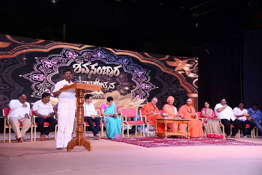 ಸಾಣೇಹಳ್ಳಿ ಶಿವಸಂಚಾರ ನಾಟಕೋತ್ಸವ ಬೆಳ್ಳಿಹಬ್ಬ ಸಮಾರಂಭದ 3ನೇ ದಿನವಾದ ಗುರುವಾರ ನಡೆದ ಕಾರ್ಯಕ್ರಮದಲ್ಲಿ ಕೇಂದ್ರ ಸಚಿವ ಎ.ನಾರಾಯಣಸ್ವಾಮಿ ಮಾತನಾಡಿದರು (ಎಡಚಿತ್ರ). ಅಣ್ಣಿಗೆರೆ ಯಶಸ್ವಿನಿ ಯೋಗ ಸಂಸ್ಥೆ ಮಕ್ಕಳು ಯೋಗ ನೃತ್ಯರೂಪಕ ಪ್ರದರ್ಶಿಸಿದರು