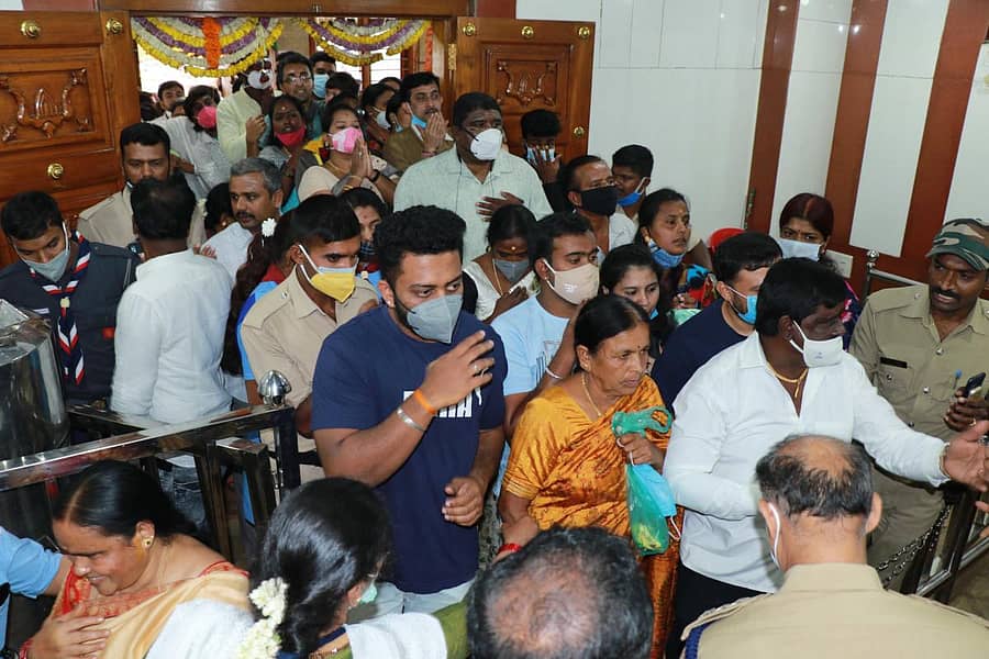 ಹಾಸನಾಂಬೆ ದರ್ಶನಕ್ಕೆ ಸರದಿ ಸಾಲಿನಲ್ಲಿ ನಿಂತಿರುವ ಭಕ್ತರು