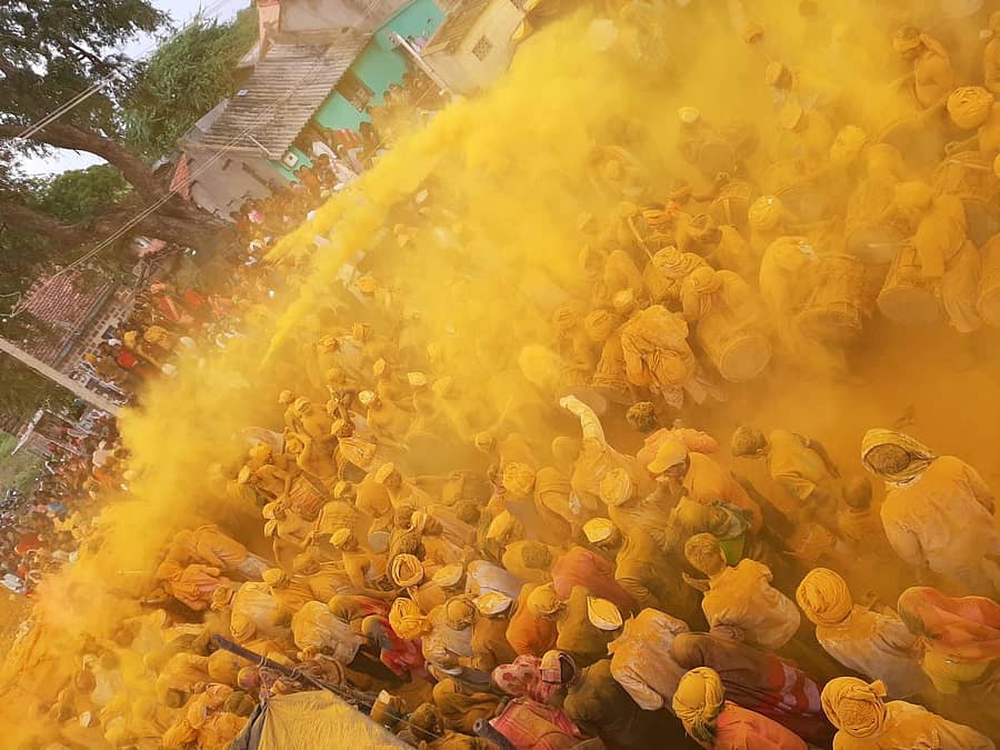 ನಾಗರಮುನ್ನೋಳಿ ಗ್ರಾಮದಲ್ಲಿ ನಡೆದ ಸಿದ್ರಾಯಿ ದೇವರ ಪಲ್ಲಕ್ಕಿ ಉತ್ಸವದಲ್ಲಿ ಭಕ್ತರು ಭಂಡಾರದಲ್ಲಿ ಮಿಂದೆದ್ದ ಕ್ಷಣ