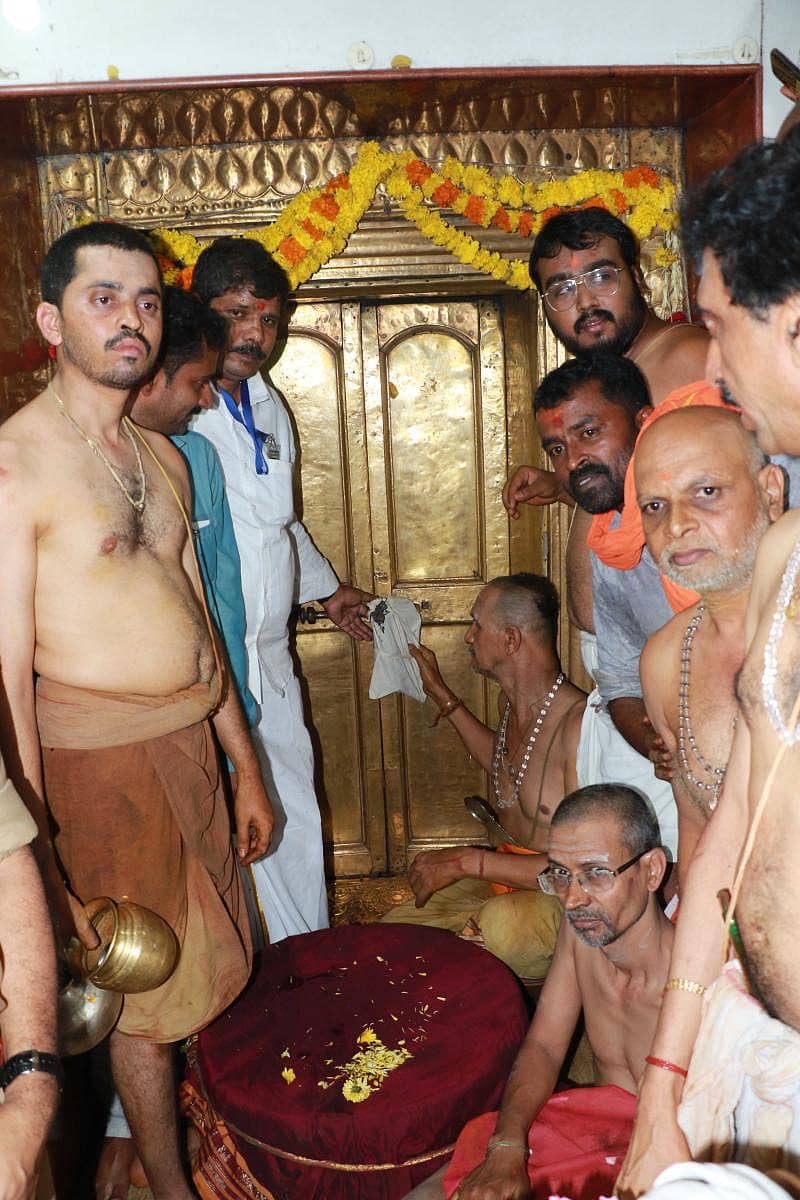 ಹಾಸನಾಂಬೆ ದೇಗುಲದ ಗರ್ಭಗುಡಿ ಬಾಗಿಲು ಬಂದ್ ಮಾಡಿರುವ ದೃಶ್ಯ