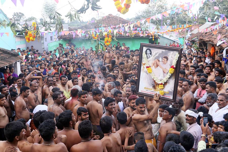 ಗೊರೆ ಹಬ್ಬದಲ್ಲಿ ಭಾಗವಹಿಸಿದ್ದವರು, ಡಾ.ರಾಜ್ಕುಮಾರ್, ಪುನೀತ್ ರಾಜ್ಕುಮಾರ್ ಅವರ ಭಾವಚಿತ್ರ ಹಿಡಿದು ಶ್ರದ್ಧಾಂಜಲಿ ಆರ್ಪಿಸಿದರು