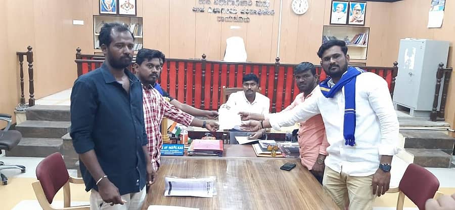 ಭೀಮ್ ಆರ್ಮಿ ಸಂಘಟನೆಯ ಮುಖಂಡರು ರಾಯಚೂರಿನ ಉಪ ವಿಭಾಗೀಯ ಅಧಿಕಾರಿ ಸಂತೋಷ ಕಾಮಗೌಡ ಅವರಿಗೆ ಶನಿವಾರ ಮನವಿ ಸಲ್ಲಿಸಿದರು