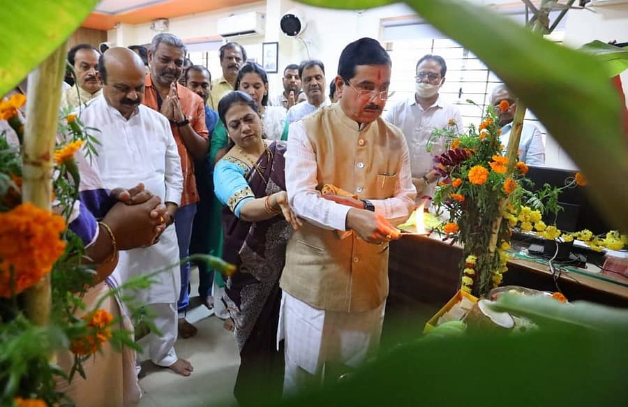 ಹುಬ್ಬಳ್ಳಿಯಲ್ಲಿ ಶುಕ್ರವಾರ ದೀಪಾವಳಿ ಅಂಗವಾಗಿ ಕೇಂದ್ರ ಸಚಿವ ಪ್ರಲ್ಹಾದ ಜೋಶಿ ಅವರ ಕಚೇರಿಯಲ್ಲಿ ನಡೆದ ಲಕ್ಷ್ಮಿ ಪೂಜೆ ಕಾರ್ಯಕ್ರಮದಲ್ಲಿ ಮುಖ್ಯಮಂತ್ರಿ ಬಸವರಾಜ ಬೊಮ್ಮಾಯಿ ಪಾಲ್ಗೊಂಡಿದ್ದರು