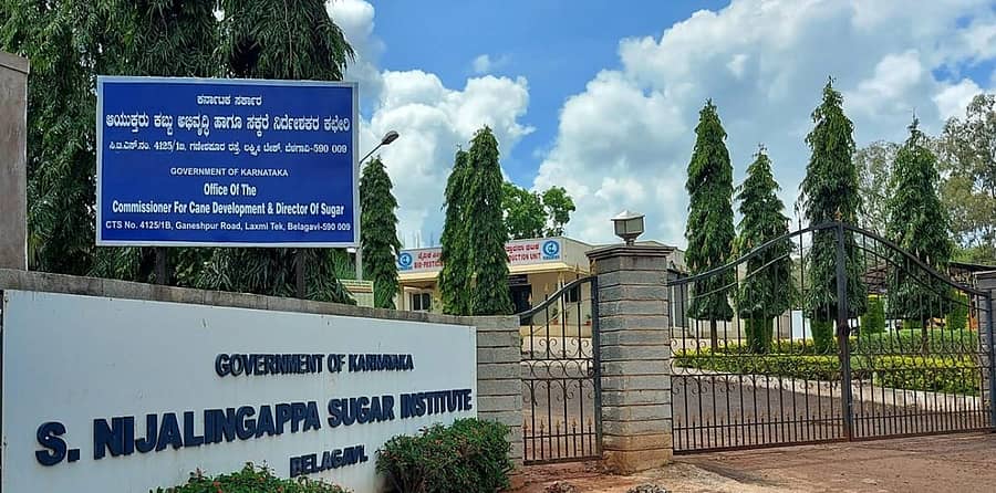 ಬೆಳಗಾವಿಯ ಎಸ್. ನಿಜಲಿಂಗಪ್ಪ ಸಕ್ಕರೆ ಸಂಸ್ಥೆ ಆವರಣದಲ್ಲಿ ಕಬ್ಬು ಅಭಿವೃದ್ಧಿ ಹಾಗೂ ಸಕ್ಕರೆ ನಿರ್ದೇಶಕರ ಕಚೇರಿಯ ಫಲಕ ಹಾಕಿರುವುದು
