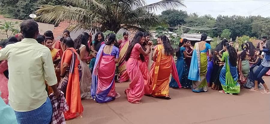 ಸಿರಿಗೆರೆ ಡಿ.ಮೆದಕೇರಿಪುರ ಗ್ರಾಮದಲ್ಲಿ ದೀಪಾವಳಿ ಅಂಗವಾಗಿ ಲಂಬಾಣಿ ಯುವತಿಯರು ನೃತ್ಯ ಮಾಡಿದರು