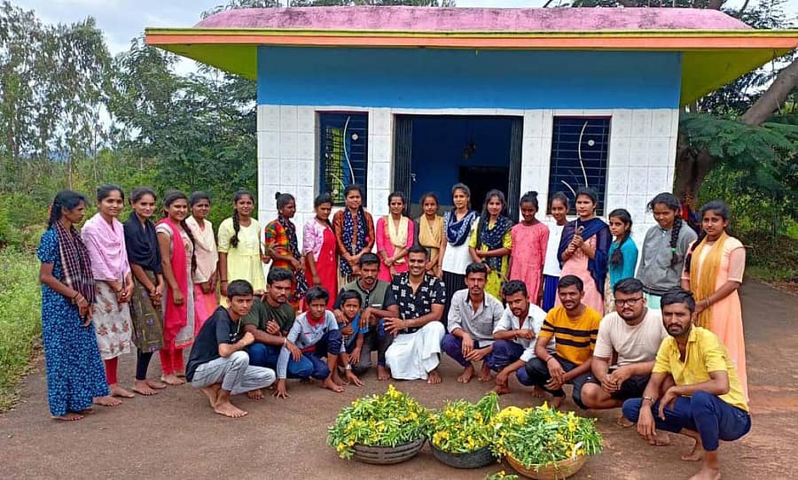 ಚಿಕ್ಕಜಾಜೂರು ಸಮೀಪದ ತಣಿಗೆ ಹಳ್ಳಿಯlಲ್ಲಿ ದೀಪಾವಳಿ ಅಂಗವಾಗಿ ತಂಗಟೆ ಹೂವನ್ನು ಕೊಯ್ದು ತಂದ ಬಂಜಾರ ಯುವಕ-ಯುವತಿಯರು