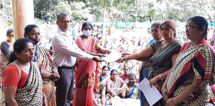 ಅಂಗನವಾಡಿ ನೌಕರರ ಸಂಘದ ತಿಪಟೂರು ತಾಲ್ಲೂಕು ಘಟಕದಿಂದ ಇಲಾಖೆ ಸಿಬ್ಬಂದಿ ಚಿದಾನಂದ್ಗೆ ಮನವಿ ಸಲ್ಲಿಸಲಾಯಿತು. ಮಮತಾ, ಸುಜಾತ, ಅಧ್ಯಕ್ಷೆ ಬಿ.ಎಸ್.ಅನಸೂಯ, ಕಾರ್ಯದರ್ಶಿ ಬಿ.ಎಸ್.ಶೈಲಾ, ಖಜಾಂಚಿ ಎಂ.ಜಿ.ಗಾಯತ್ರಿ, ಮರುಳ ಸಿದ್ದಮ್ಮ ಇದ್ದರು