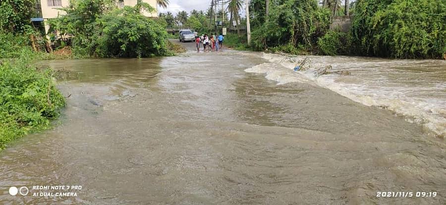 ಕೆರೆಯ ಕೋಡಿ ಹರಿದ ಪರಿಣಾಮ ರಸ್ತೆ ಕೊಚ್ಚಿ ಹೋಗಿರುವುದು