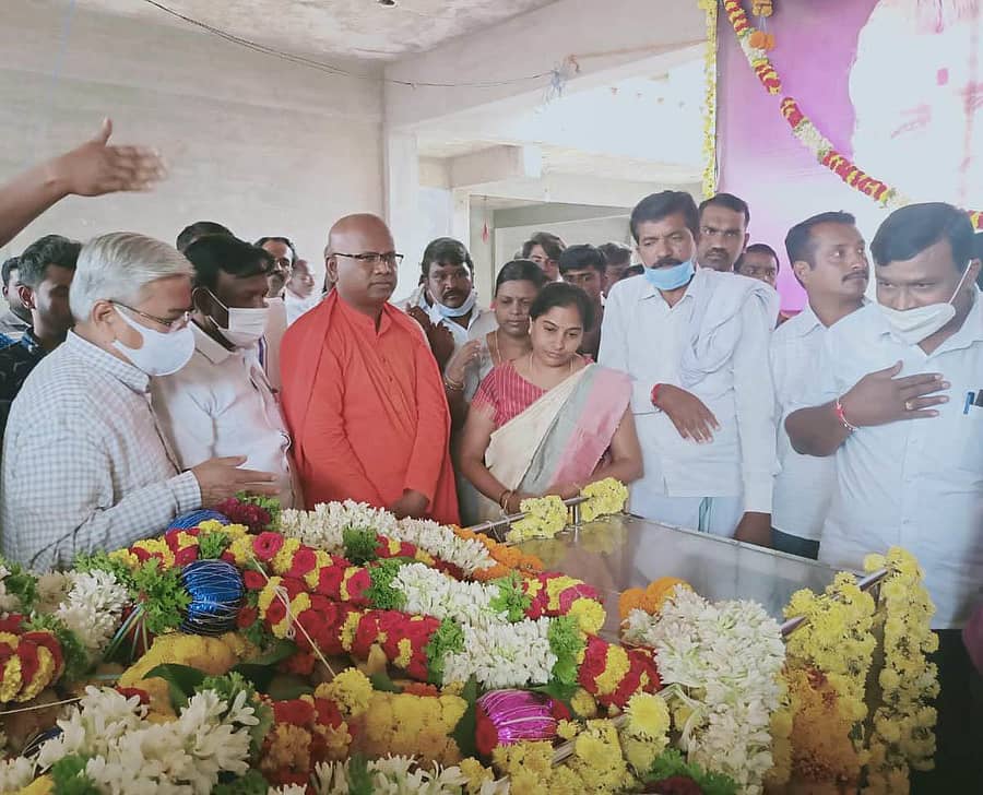 ಜಲಸಂಪನ್ಮೂಲ ಸಚಿವ ಗೋವಿಂದ ಕಾರಜೋಳ, ಕೇಂದ್ರ ಸಚಿವ ಎ.ನಾರಾಯಣಸ್ವಾಮಿ, ಶಾಸಕಿ ಕೆ.ಪೂರ್ಣಿಮಾ ಶ್ರೀನಿವಾಸ್, ಬಸವಮೂರ್ತಿ ಮಾದಾರ ಚನ್ನಯ್ಯ ಸ್ವಾಮೀಜಿ ಅವರು ಮಾರ್ಕಾಂಡಮುನಿ ಸ್ವಾಮೀಜಿ ಅವರ ಅಂತಿಮ ದರ್ಶನ ಪಡೆದರು.