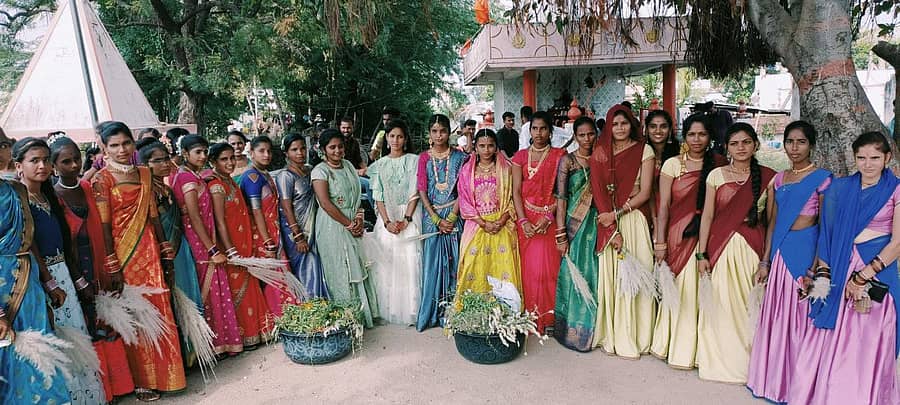 ಯಾದಗಿರಿ ತಾಲ್ಲೂಕಿನ ಮುದ್ನಾಳ ದೊಡ್ಡ ತಾಂಡಾದಲ್ಲಿ ದೀಪಾವಳಿ ಅಂಗವಾಗಿ ಯುವತಿಯರು ಕಾಡಿಗೆ ತೆರಳಿ ವಿವಿಧ ಹೂ ಸಂಗ್ರಹಿಸಿರುವುದು