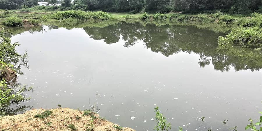 ಕುಂಬಾರಗುಂಡಿಯಲ್ಲಿ ಪಂಪ್ಸೆಟ್ ಮೂಲಕ ಕೆರೆ ತುಂಬಿಸಿರುವುದು