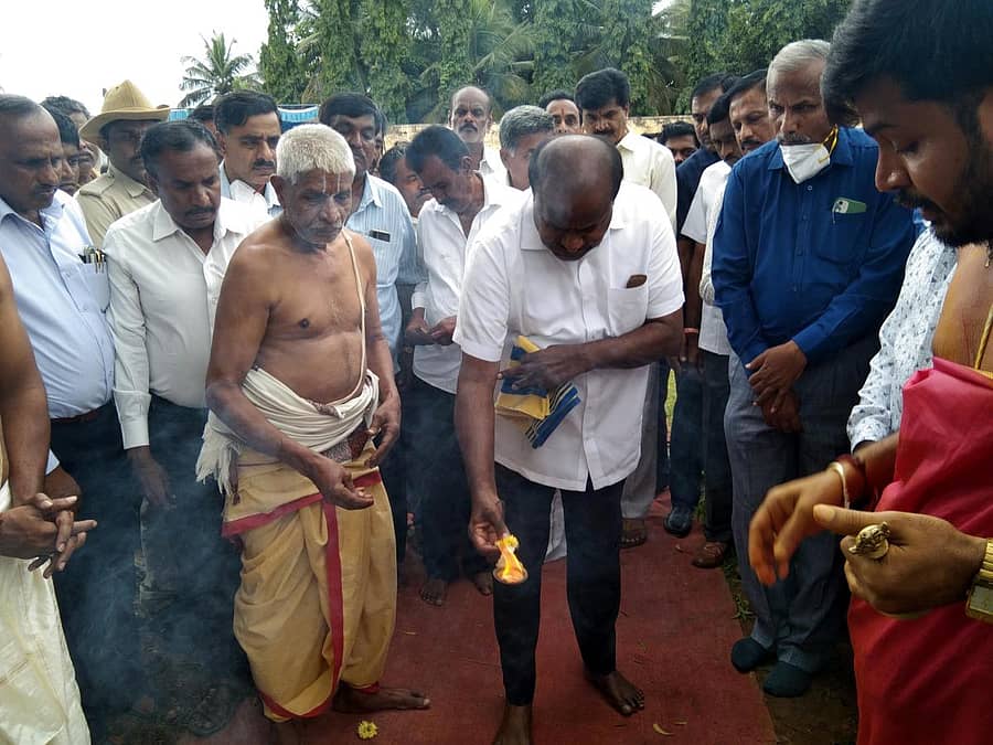 ಚನ್ನಪಟ್ಟಣ ತಾಲ್ಲೂಕಿನ ಅರಳಾಳುಸಂದ್ರ ಗ್ರಾಮದಲ್ಲಿ ಶಾಸಕ ಎಚ್.ಡಿ. ಕುಮಾರಸ್ವಾಮಿ ಕರ್ನಾಟಕ ಪಬ್ಲಿಕ್ ಶಾಲೆಯ ನೂತನ ಕೊಠಡಿಗಳ ನಿರ್ಮಾಣ ಕಾಮಗಾರಿಗೆ ಗುದ್ದಲಿಪೂಜೆ ನೆರವೇರಿಸಿದರು