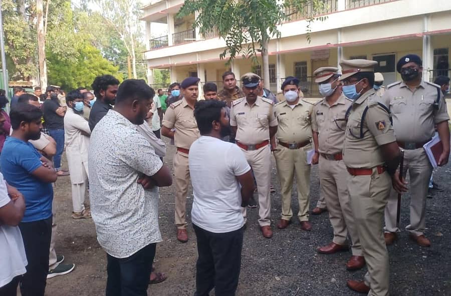 ಕಲಬುರಗಿಯಲ್ಲಿ ಶನಿವಾರ ಡಿಸಿಪಿ ಅಡ್ಡೂರು ಶ್ರೀನಿವಾಸಲು ಅವರು ರೌಡಿ ಪರೇಡ್ ನಡೆಸಿದರು. ಎಸಿಪಿಗಳಾದ ಅಂಶುಕುಮಾರ, ದೀಪನ್, ಶ್ರೀಕಾಂತ ಕಟ್ಟಿಮನಿ, ಇನ್ಸ್ಪೆಕ್ಟರ್ ಪಂಡಿತ ಸಗರ ಇದ್ದರು