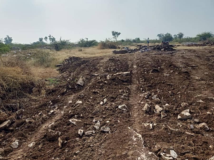 ಹುಣಸಗಿ ತಾಲ್ಲೂಕಿನ ಹಗರಟಗಿ ಗ್ರಾಮದಲ್ಲಿ ಘನತ್ಯಾಜ್ಯ ವಿಲೇವಾರಿ ಸಂಸ್ಕರಣ ಘಟಕ ಕಾಮಗಾರಿ ಜೆಸಿಬಿಯಿಂದ ಮಾಡಿರುವುದು