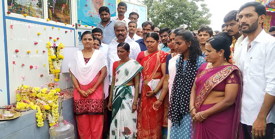 ಹೊಳಲ್ಕೆರೆ ತಾಲ್ಲೂಕಿನ ಅಬ್ರದಾಸಿಕಟ್ಟೆಯಲ್ಲಿ ಭಾನುವಾರ ಶಾಸಕ ಎಂ. ಚಂದ್ರಪ್ಪ ಶುದ್ಧ ಕುಡಿಯುವ ನೀರಿನ ಘಟಕ ಉದ್ಘಾಟಿಸಿದರು.