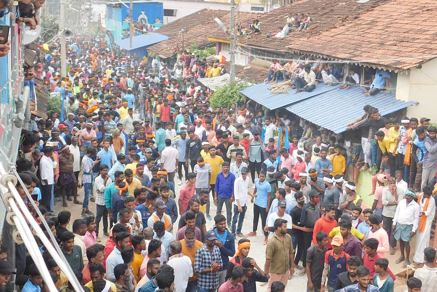 ಶಿಕಾರಿಪುರದ ದೊಡ್ಡಕೇರಿಯಲ್ಲಿ ಭಾನುವಾರ ದೀಪಾವಳಿ ಹಬ್ಬದ ಪ್ರಯುಕ್ತ ನಡೆದ ಹೋರಿ ಹಬ್ಬವನ್ನು ವೀಕ್ಷಿಸಿದ ಪ್ರೇಕ್ಷಕರು.