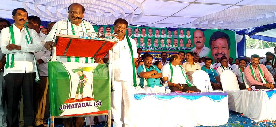 ದೇವನಹಳ್ಳಿ ಪಟ್ಟಣದಲ್ಲಿ ನಡೆದ ಜೆಡಿಎಸ್ ಕಾರ್ಯಕರ್ತರ ಸಮಾವೇಶದಲ್ಲಿ ಮಾಜಿ ಮುಖ್ಯಮಂತ್ರಿ ಎಚ್.ಡಿ. ಕುಮಾರಸ್ವಾಮಿ ಮಾತನಾಡಿದರು. ತಾಲ್ಲೂಕು ಅಧ್ಯಕ್ಷ ಆರ್. ಮುನೇಗೌಡ, ಶಾಸಕ ನಿಸರ್ಗ ನಾರಾಯಣಸ್ವಾಮಿ ಹಾಗೂ ಮುಖಂಡರು ಇದ್ದರು