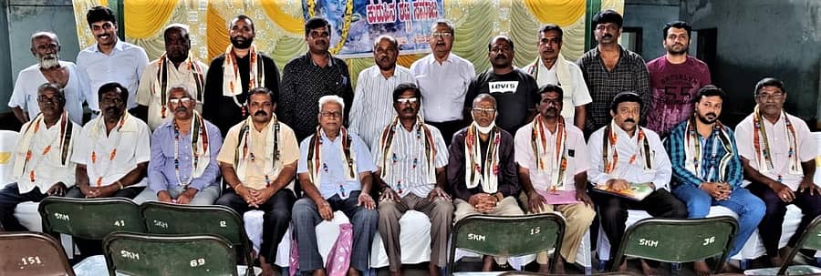 ಸತ್ಯನಾರಾಯಣ ಕಲ್ಯಾಣ ಮಂಟಪದಲ್ಲಿ ನಡೆದ ಸಭೆಯಲ್ಲಿ ಪಾಲ್ಗೊಂಡಿದ್ದ ಕುರುಹಿನಶೆಟ್ಟಿ ಜನಾಂಗದ ಸಂಘದ ಪದಾಧಿಕಾರಿಗಳು